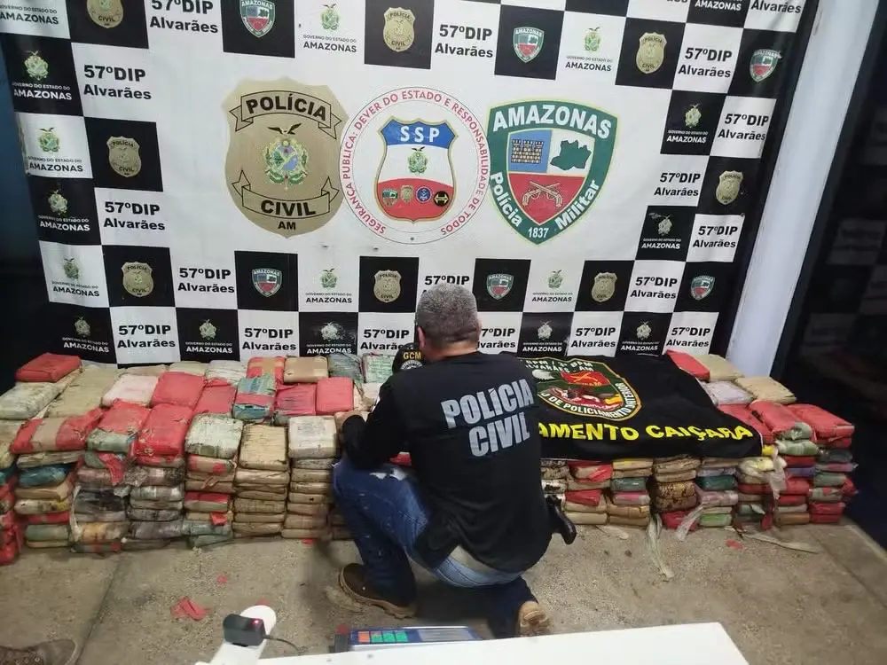 Polícia apreende cerca de meia tonelada de drogas enterradas em praia no interior do AM