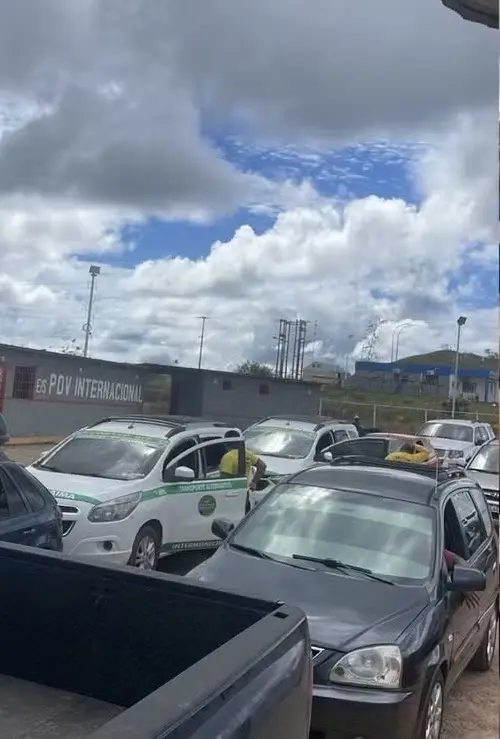Posto em cidade venezuelana vende combustível mais barato e provoca filas de brasileiro