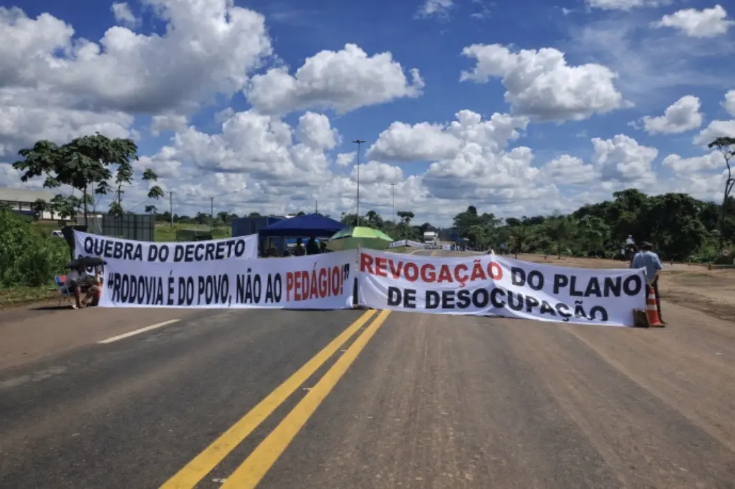 Justiça proíbe bloqueios na BR-364 contra pedágio e fixa multa de R$ 100 mil por hora em Rondônia