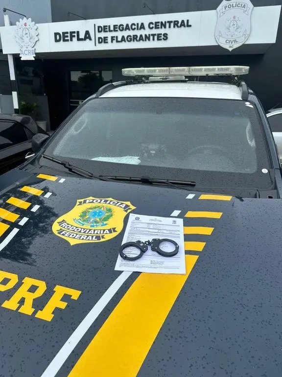 PRF prende homem com mandado por tráfico de drogas durante fiscalização na BR-364