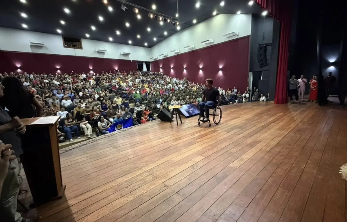 Teatro dos Nauas lota para palestra motivacional de Fernando Fernandes em Cruzeiro do Sul