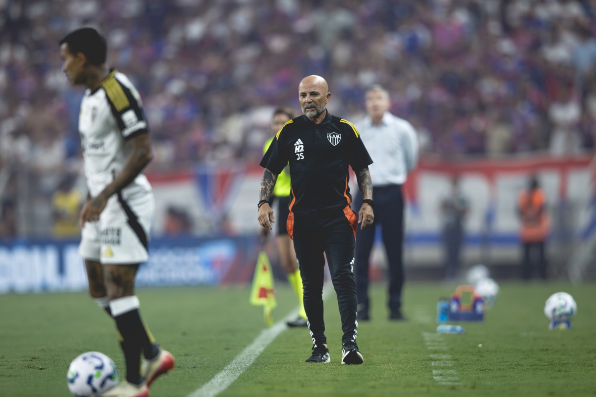 Voo do Atlético-MG sofre alteração e muda rota por conta do clima