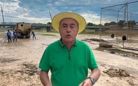 “Isso daqui é saúde”, diz Bocalom ao acompanhar limpeza em áreas alagadas
