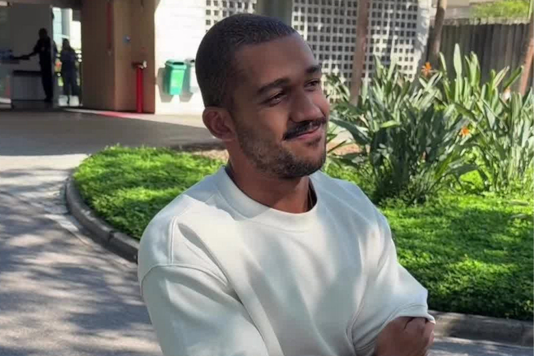 Fora do BBB 26, Matheus ganha presente curioso de fã na porta da Globo