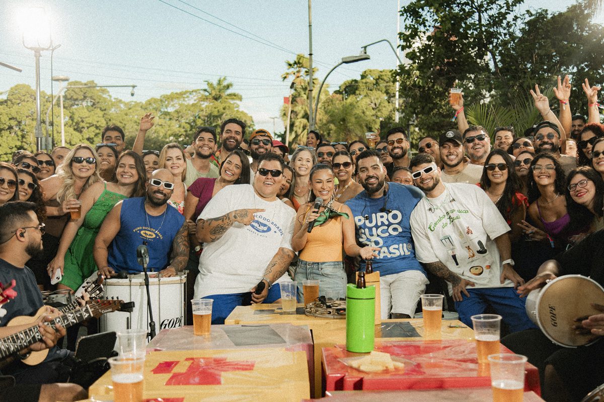 Após desbancar sertanejo, Menos é Mais comemora música mais ouvida do ano