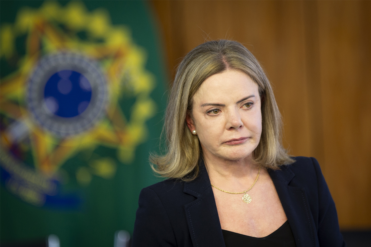 Gleisi deve deixar ministério para disputa ao Senado a pedido de Lula