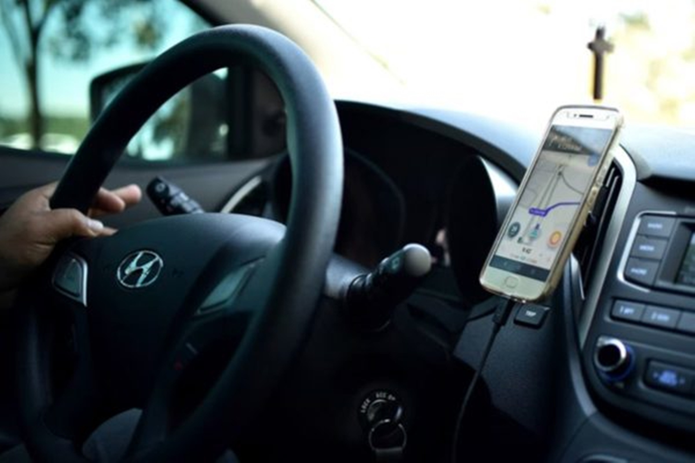 "Rola bala halls?": motorista de app desabafa e expõe assédio sexual. Veja vídeo