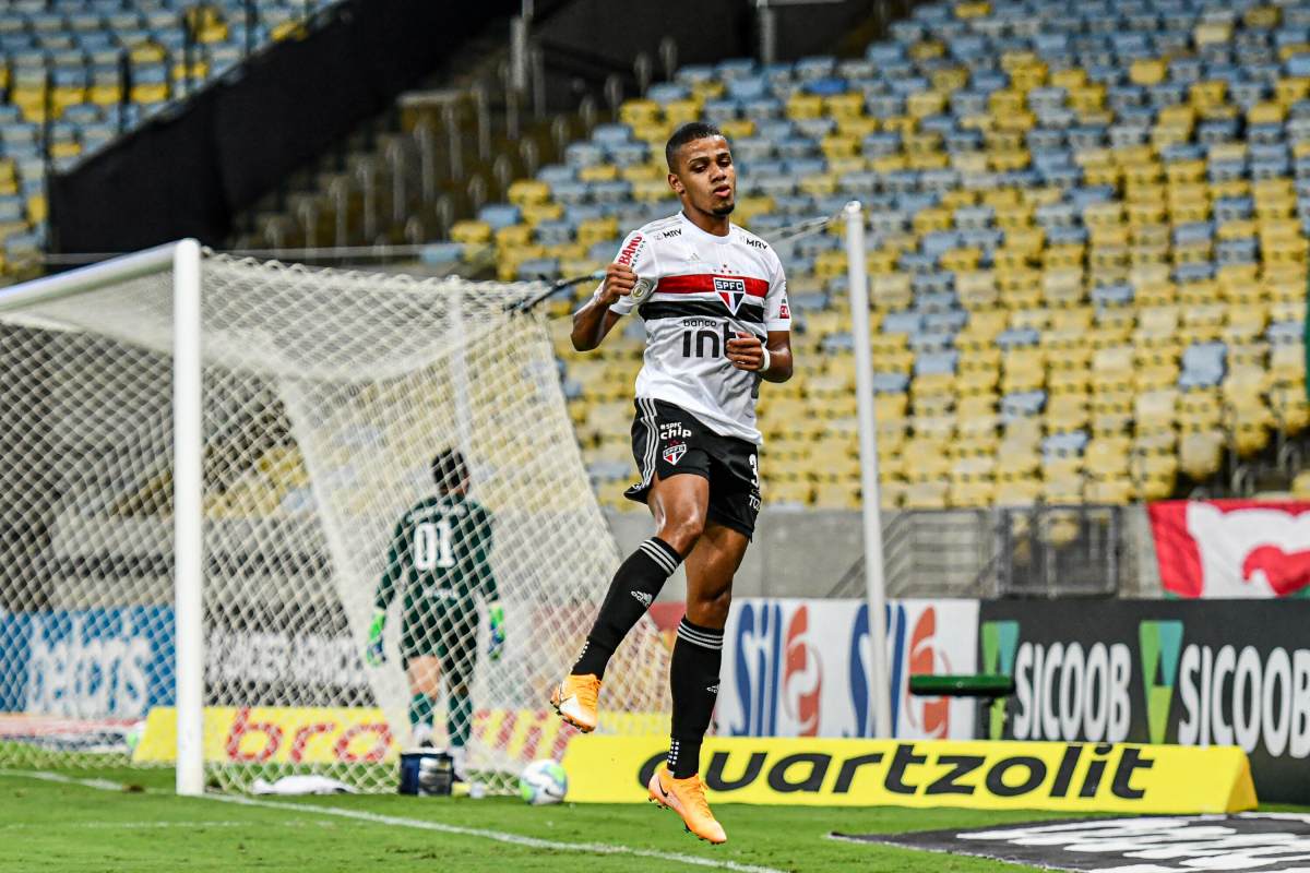 Torcedores ironizam chegada de Brenner no Rio para assinar com o Vasco