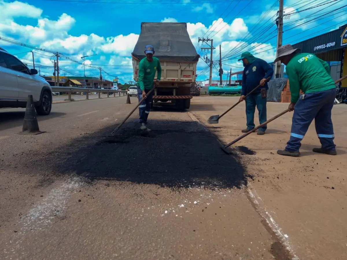 Deracre realiza tapa-buraco na AC-040, entre os quilômetros 7 e 8, em Rio Branco