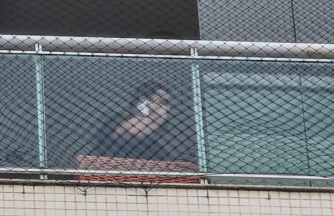 Assessor “de confiança” de Velloso chega em condomínio de luxo e evita falar com a imprensa