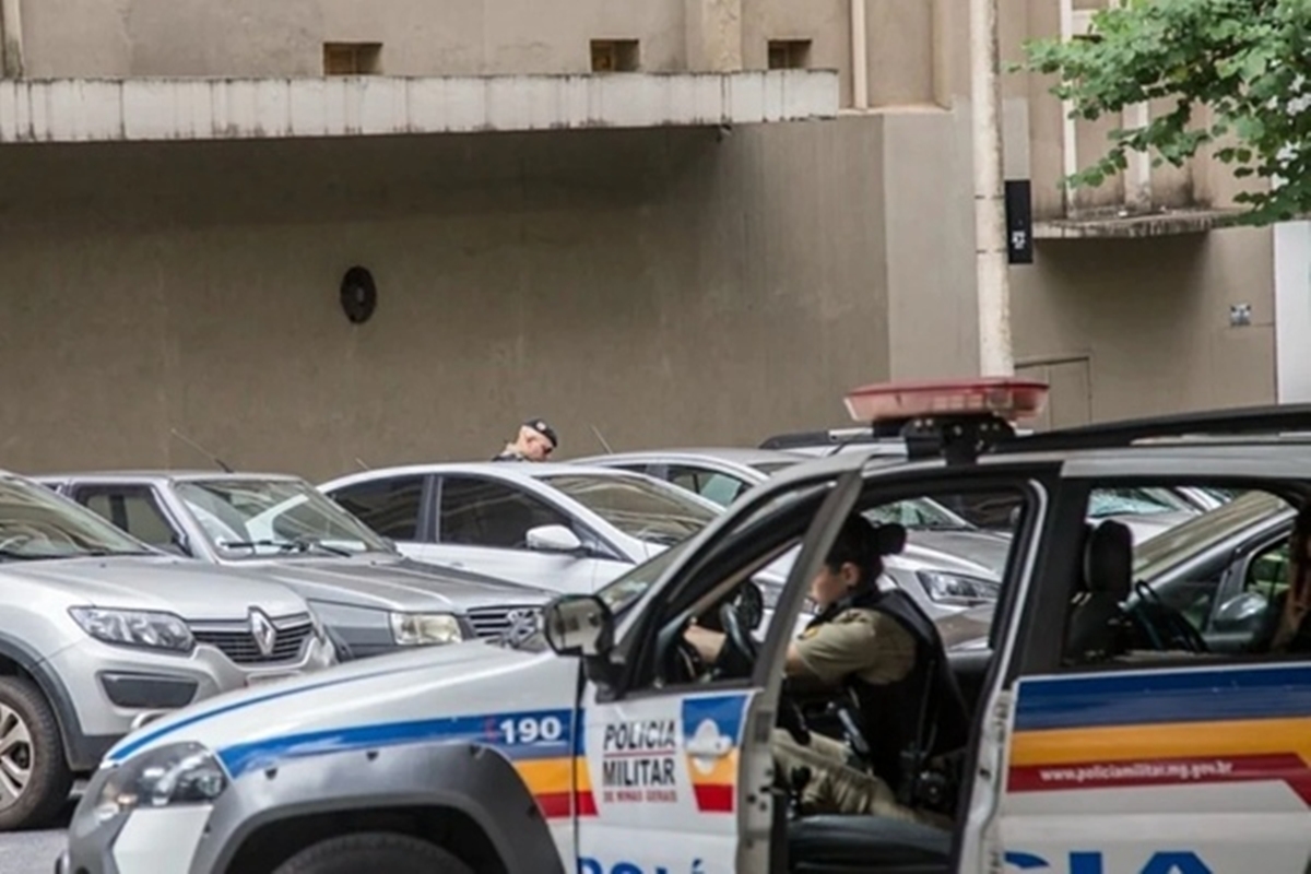 Homem que matou família lavava roupas sujas de sangue quando foi preso