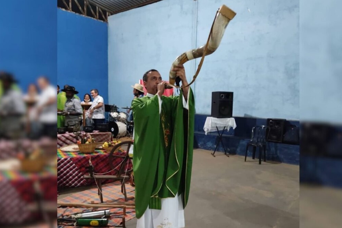 Arquiteto e fã de Dostoiévski. Quem é o padre que Bolsonaro quer ver na prisão