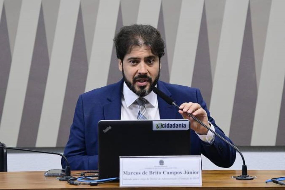 Diretor que despachava de tornozeleira contratou empresas investigadas