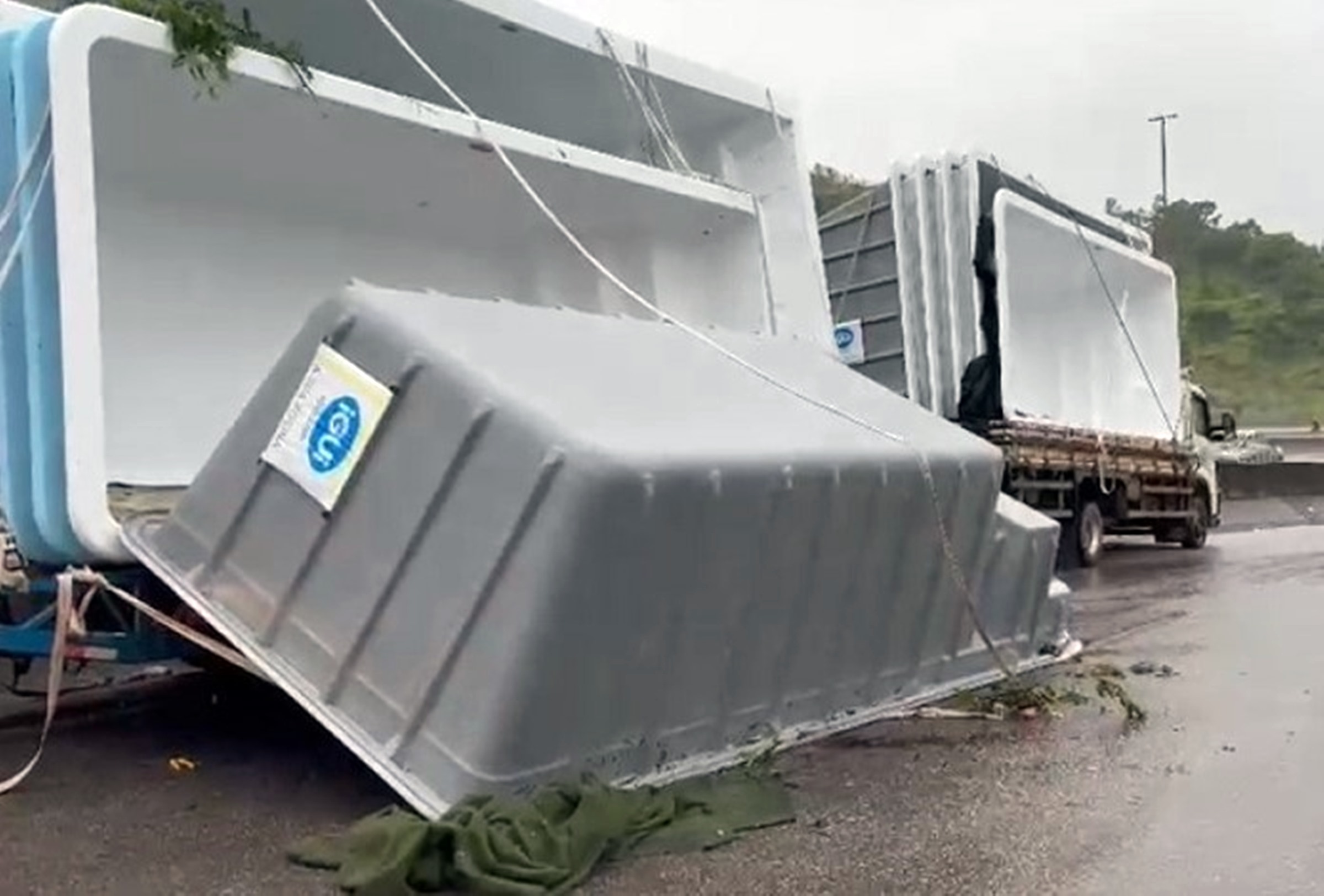Caminhoneiro é morto por piscina em rodovia de Minas Gerais