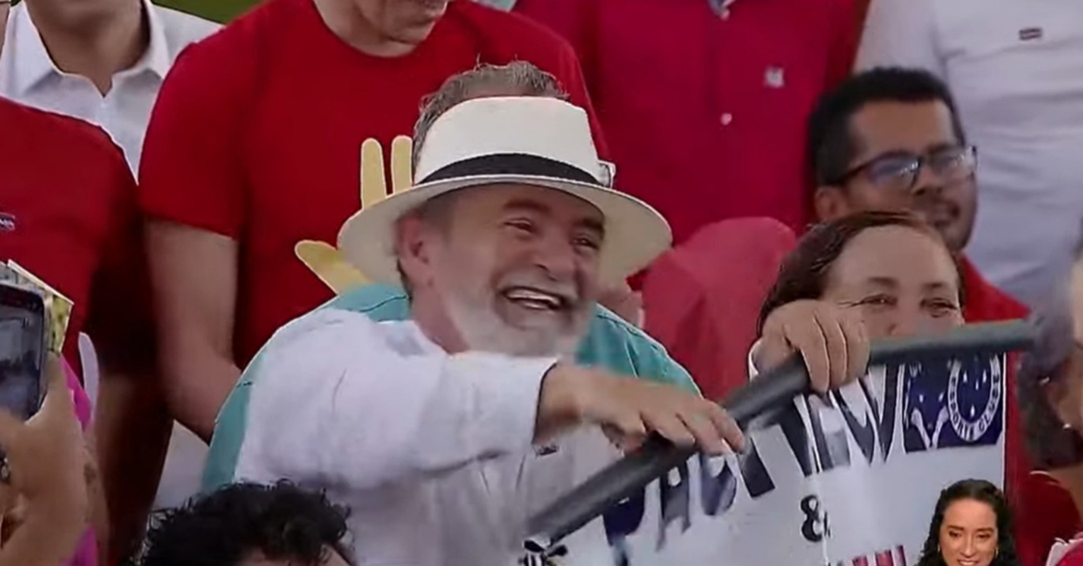 Sósia de Lula rouba cena em evento do Minha Casa, Minha Vida. Veja vídeo