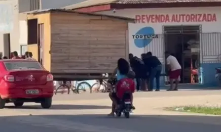 Com ajuda de amigos, morador transporta casa de madeira no interior do Acre