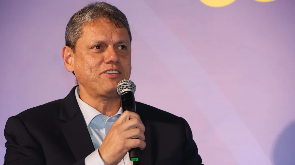 Após pesquisas, Tarcísio reforça apoio a Flávio: “é o meu candidato”