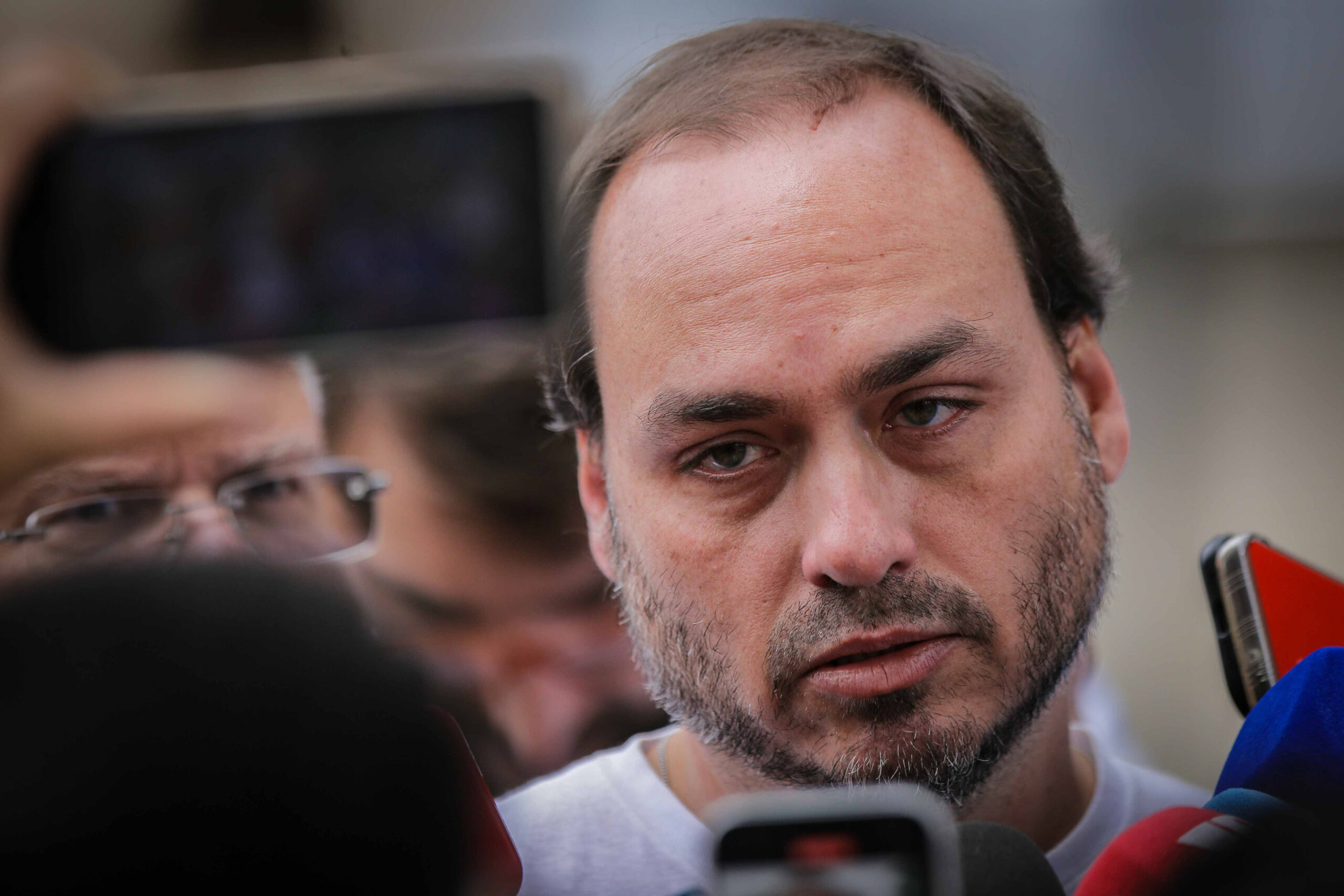 Carlos diz que Bolsonaro está “abatido” na cadeia e culpa Mauro Cid