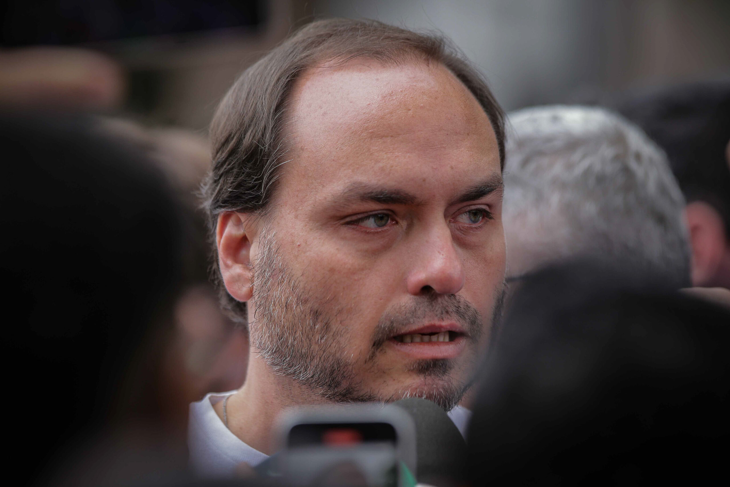 Carlos diz que hospital perto não garante atendimento ágil a Bolsonaro