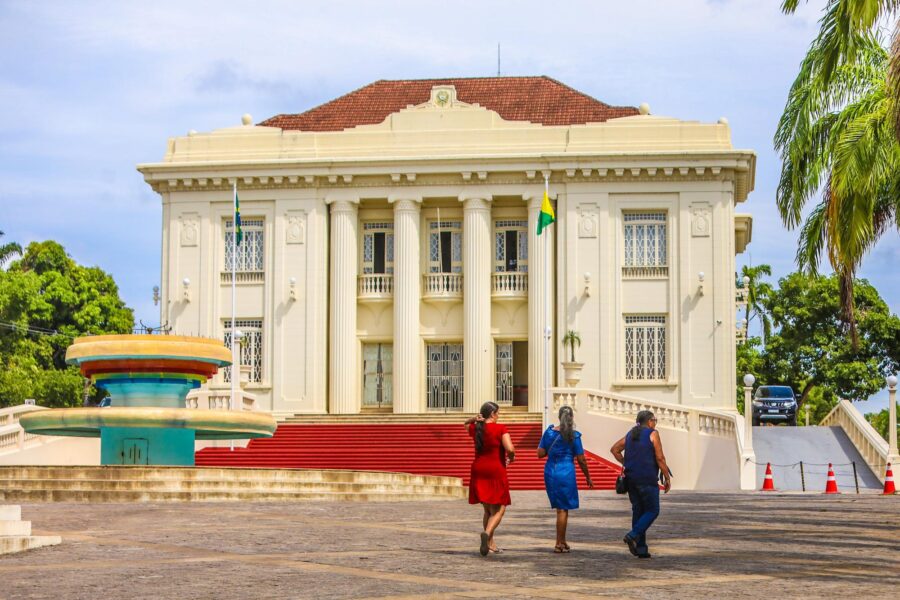 Gladson Camelí veta projetos sobre ICMS, loteria, educação e políticas sociais