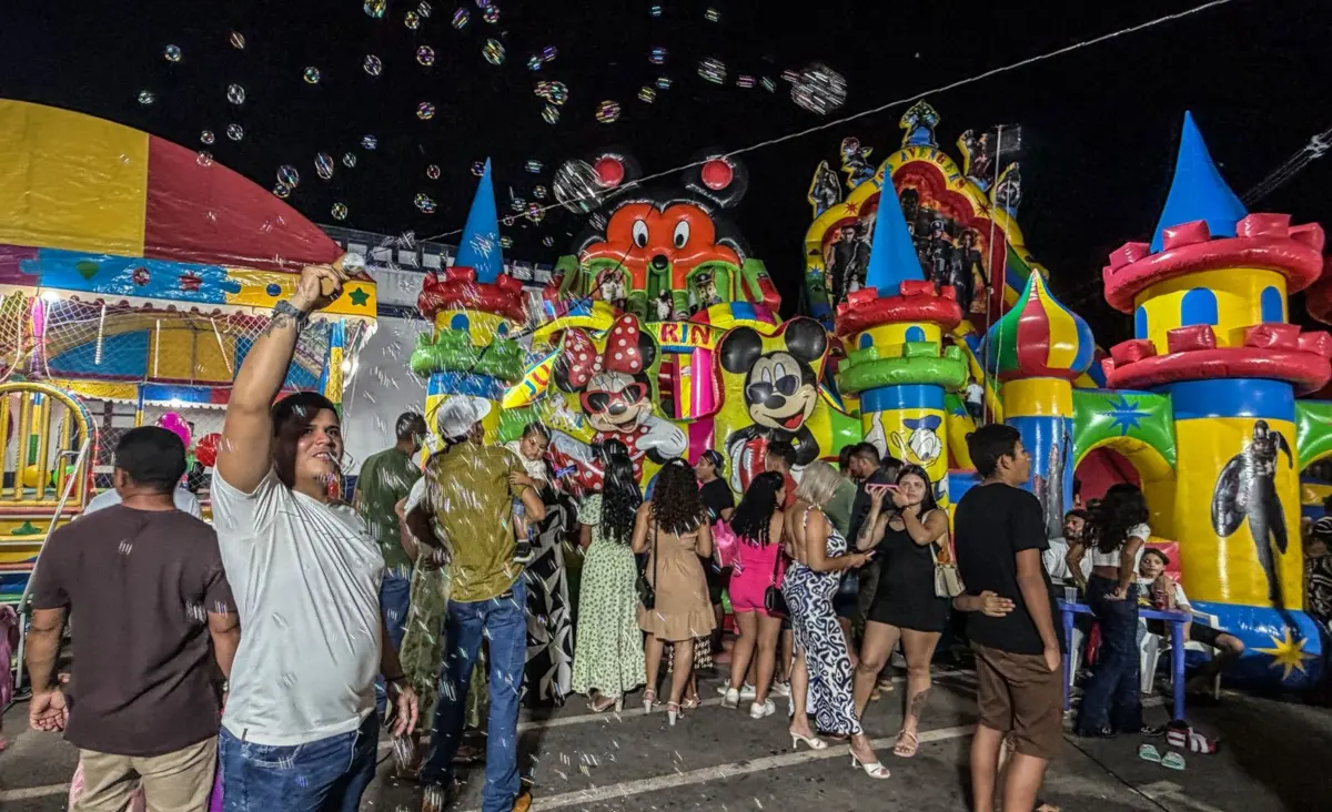 Praça da Revolução reúne famílias com comidas típicas e brinquedos no Réveillon