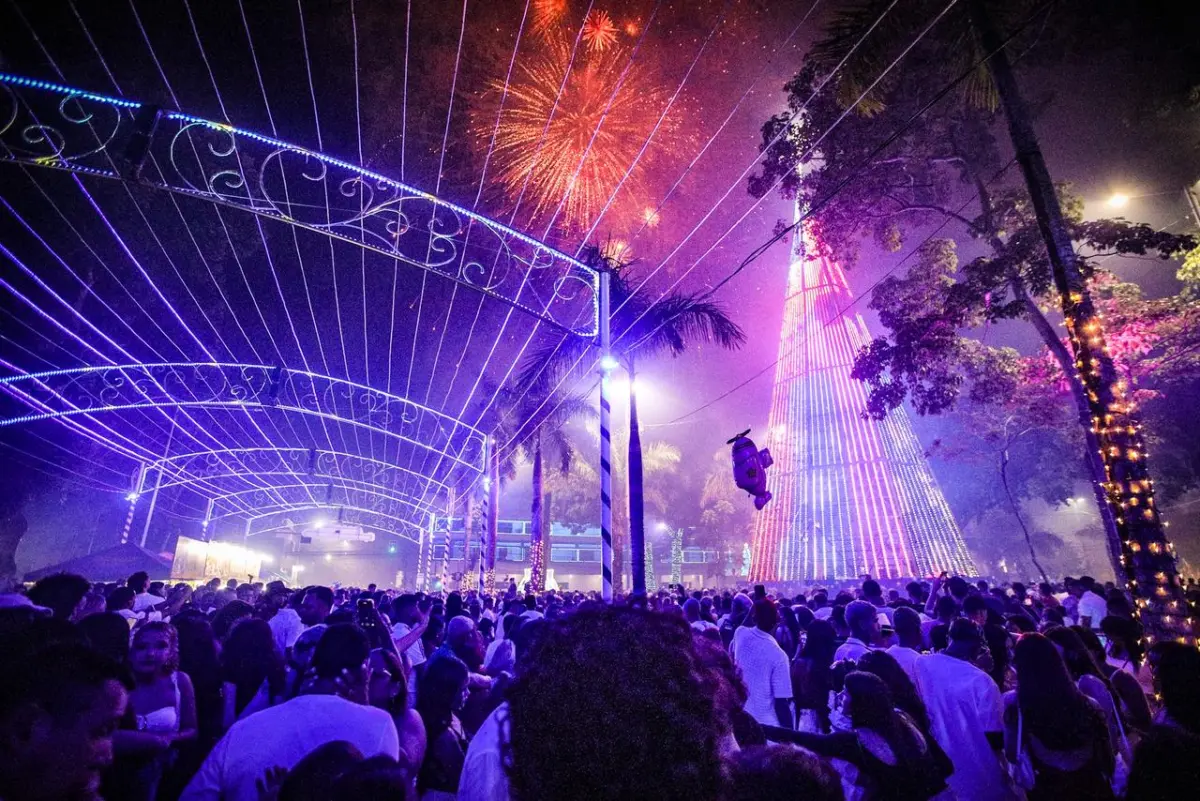 Multidão dá boas-vindas ao Ano Novo com queima de fogos em Rio Branco