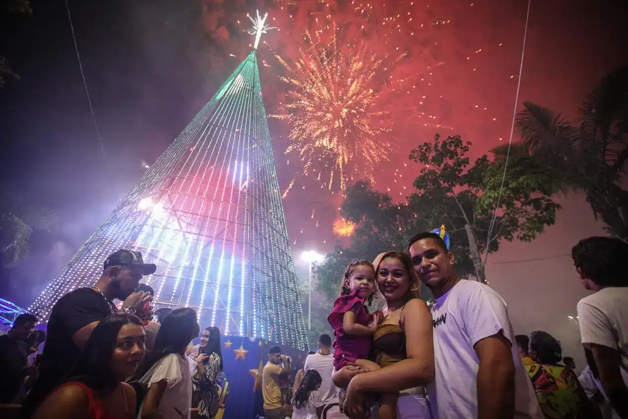 Queima de fogos encantou público e marca virada do ano na Praça da Revolução, em Rio Branco
