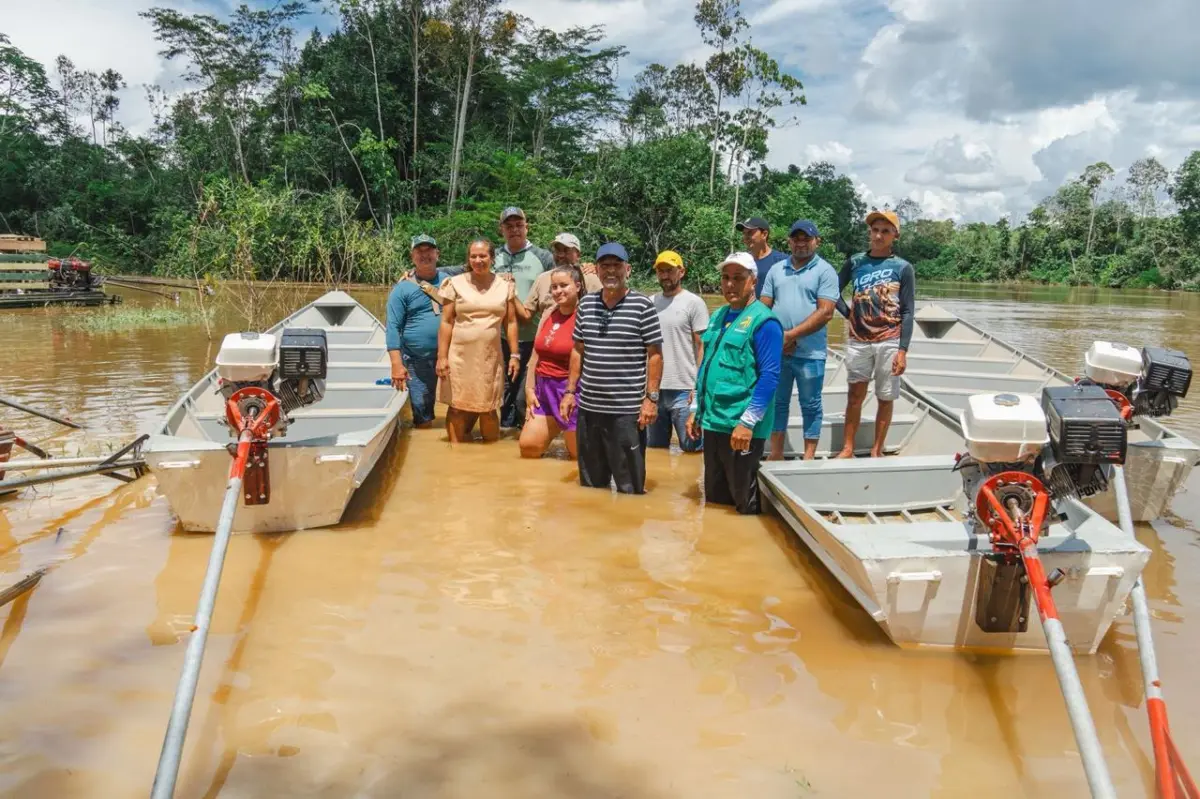 Zezinho Barbary entrega barcos motorizados a comunidades ribeirinhas de Mâncio Lima