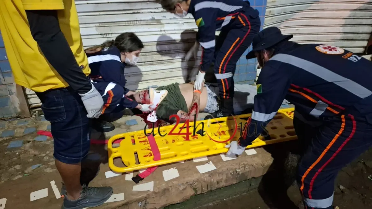 Jovem fica gravemente ferido após perder controle de moto e bater em loja