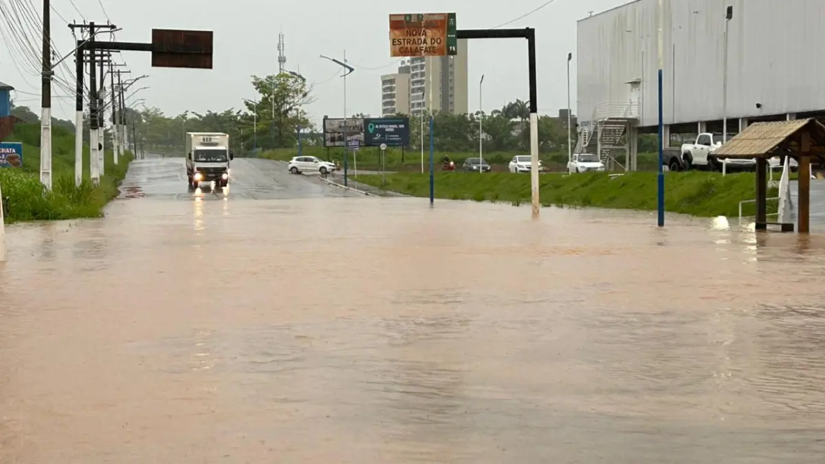 Chuva provoca alagamento na Estrada do Calafate e dificulta tráfego de veículos