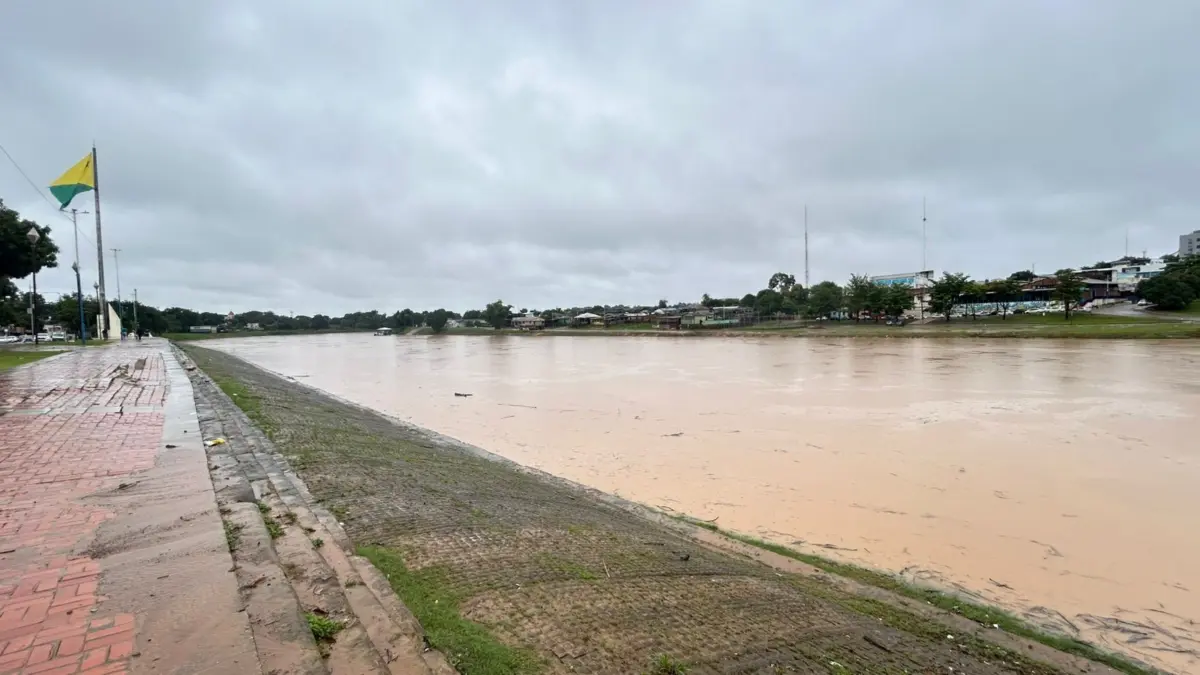 Rio Acre ultrapassa cota de alerta às 9h e chega a 13,53 metros em Rio Branco