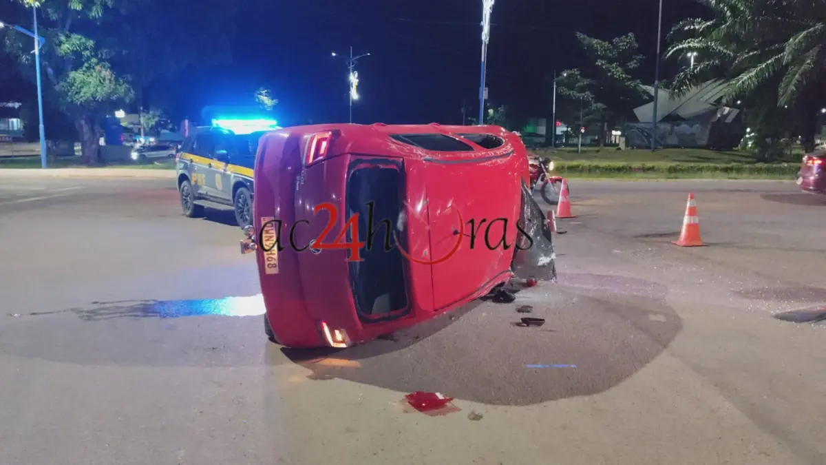 Acidente de trânsito deixa carro tombado e duas pessoas com escoriações na Corrente