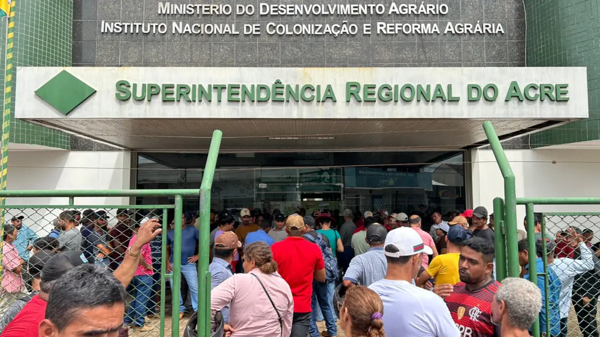 Posseiros protestam no Incra contra reintegração de posse no Seringal Novo Andirá