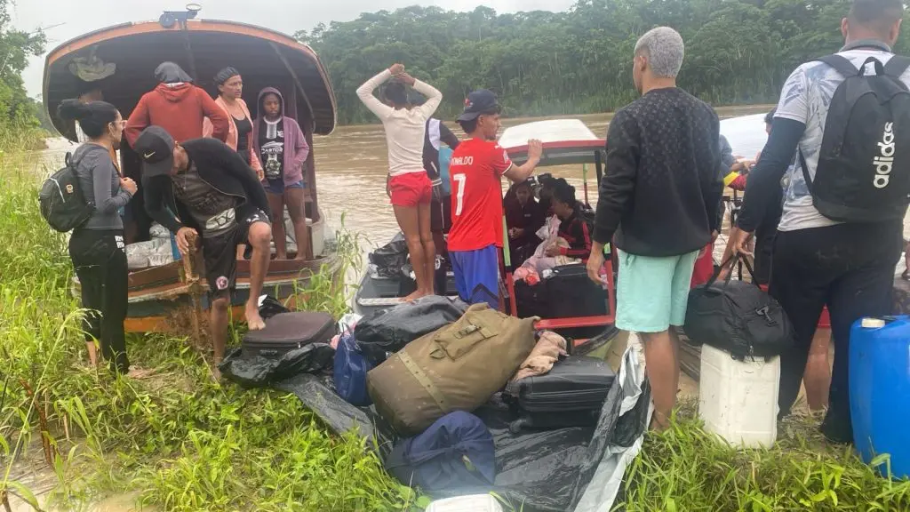 Embarcação com time de futebol naufraga no Rio Tarauacá