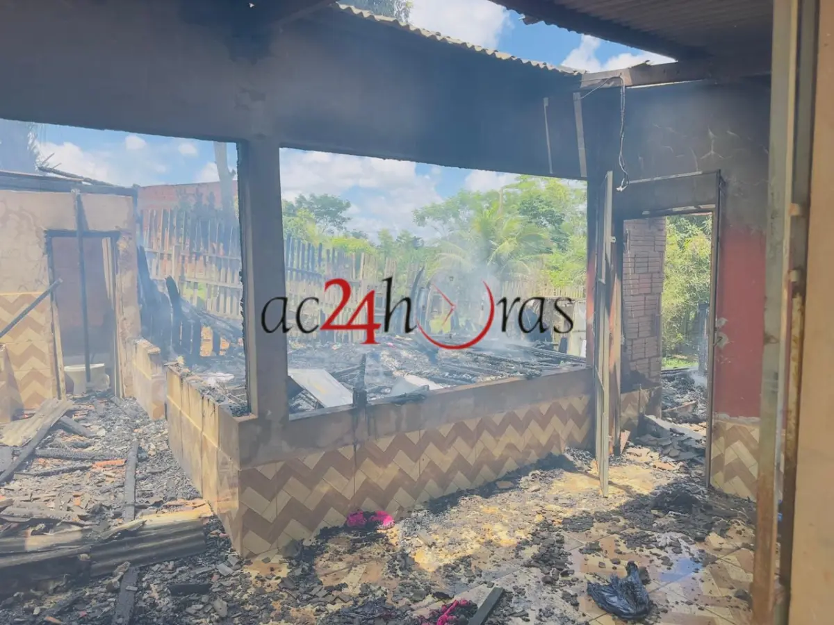 Incêndio destrói residência durante troca de botija de gás em Rio Branco