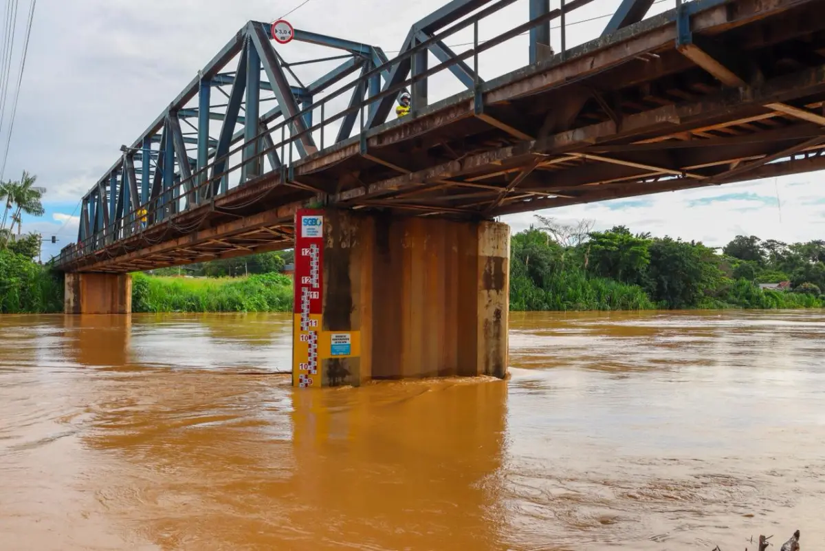 Rio Acre em Brasileia registra queda, mas permanece em nível de alerta