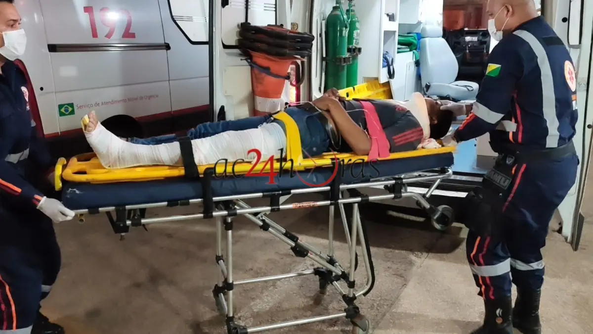 Motoboy que colidiu contra muro ao empinar moto morre no PS