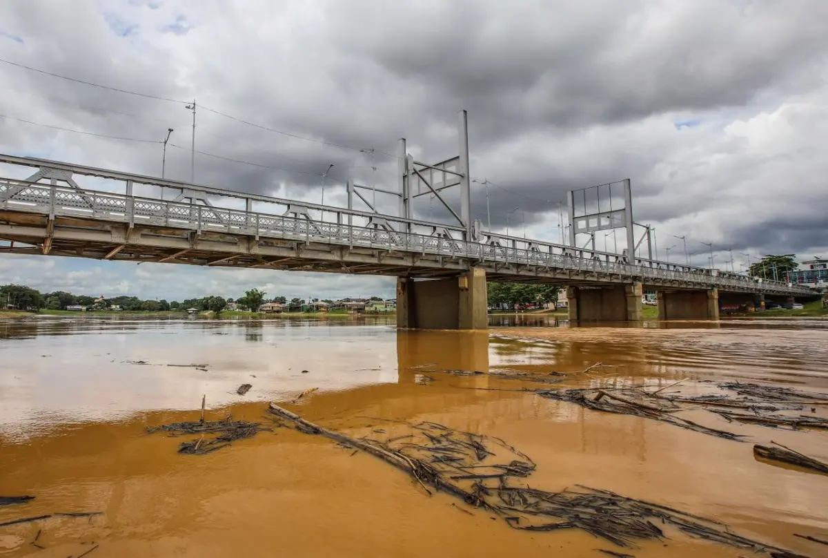 Nível do Rio Acre segue em declínio, mas permanece acima da cota de transbordo
