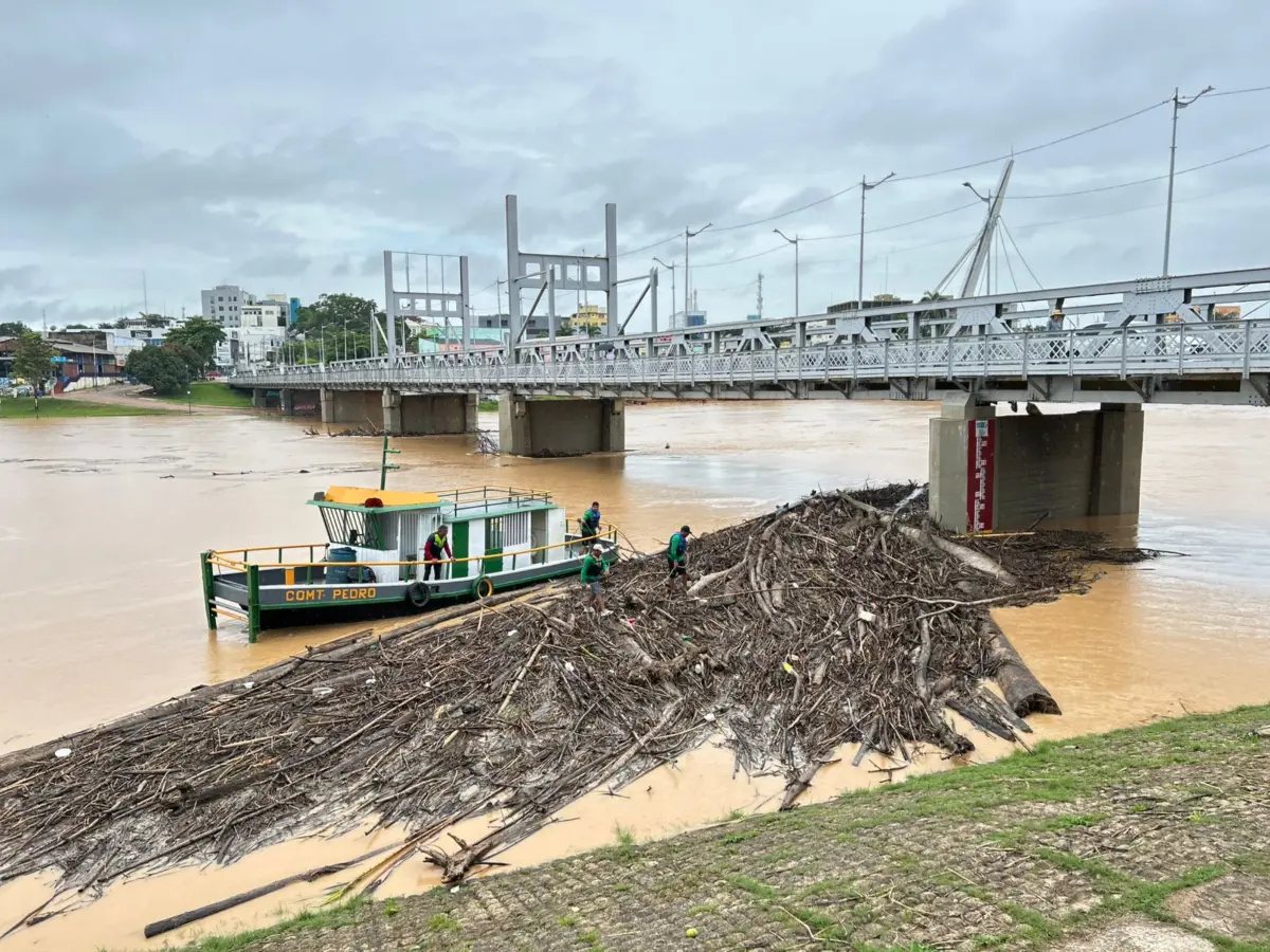 Defesa Civil e Marinha intensificam retirada de balseiros na ponte metálica em Rio Branco