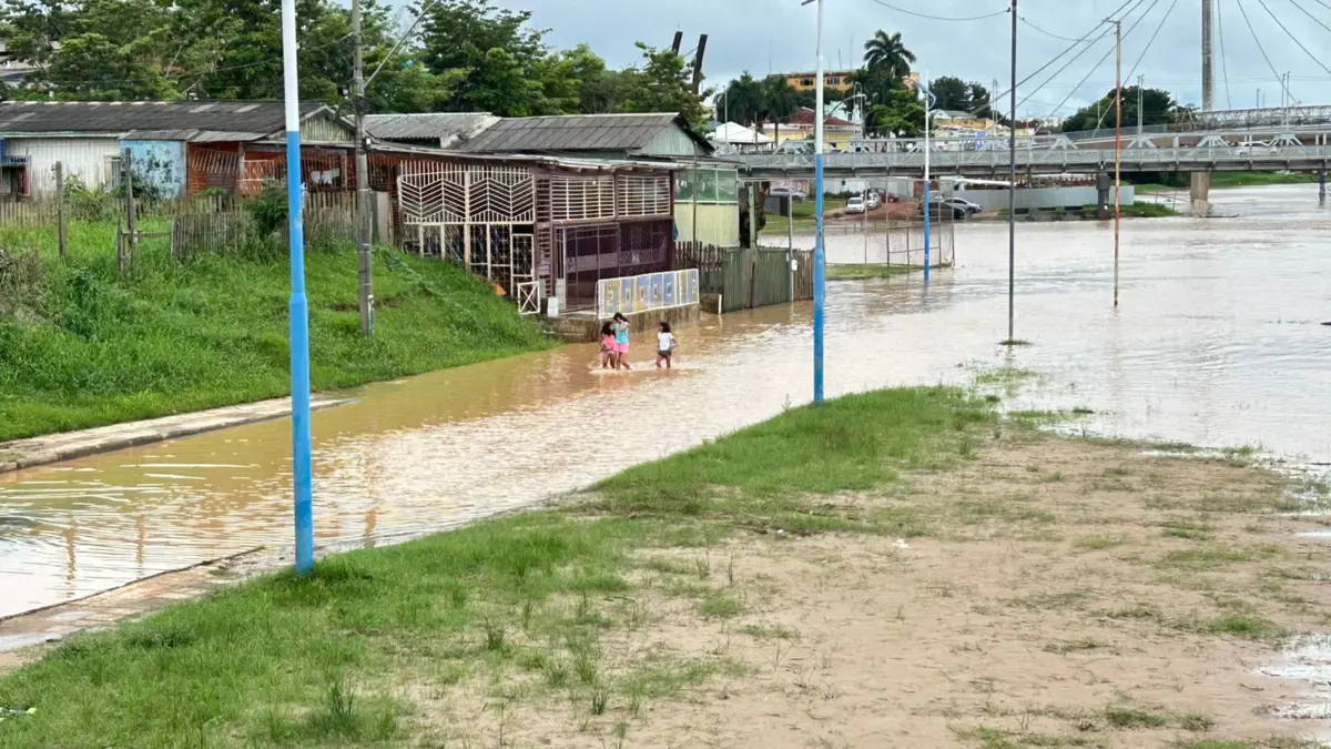 Rua da Base é coberta pelas águas do Rio Acre, que está a 1 cm do transbordamento