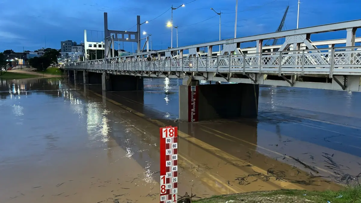 Com rio em alta, Prefeitura de Rio Branco organiza resposta a possíveis desalojamentos