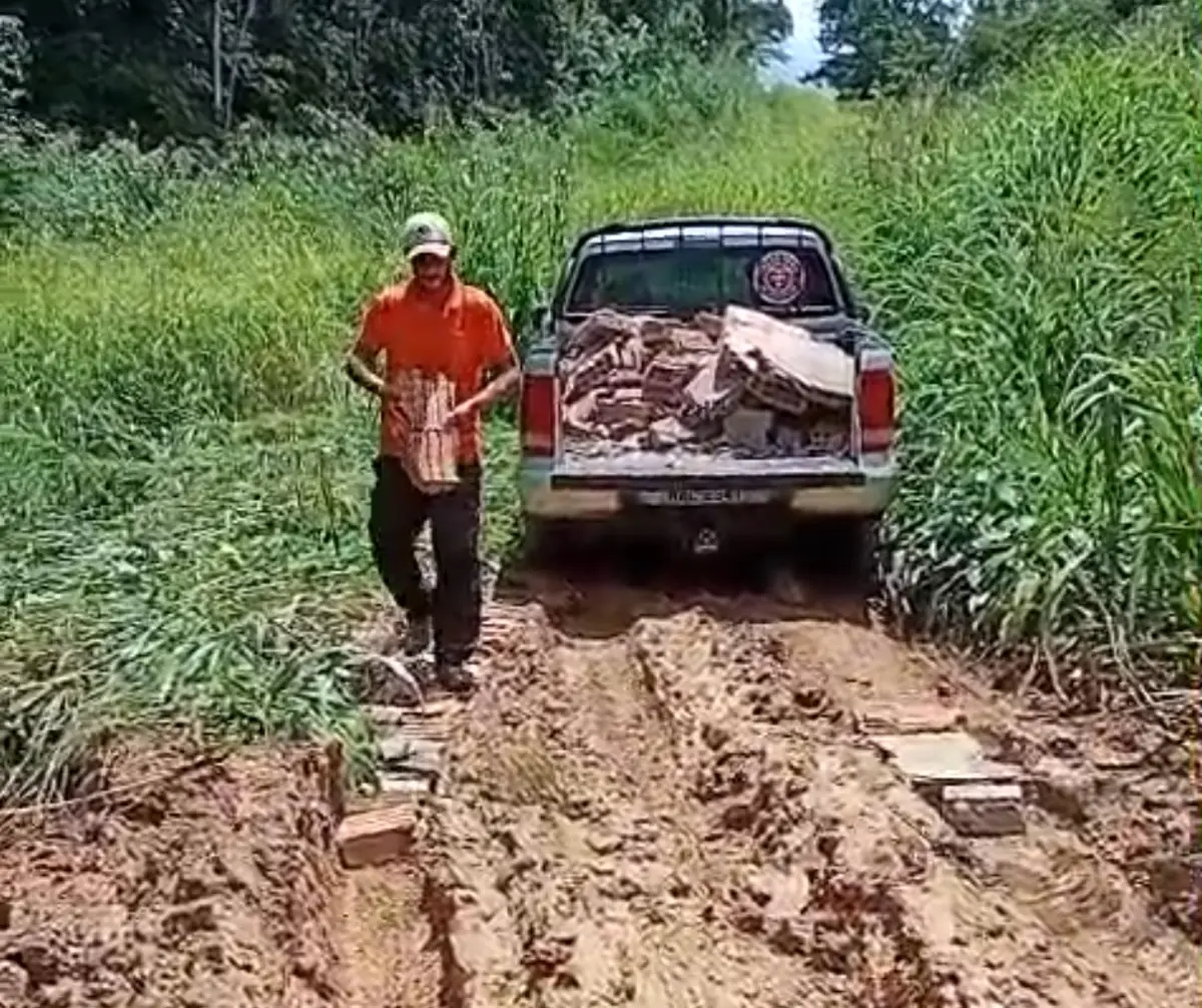 Moradores do Ramal do Barro Alto mostram trechos onde prefeitura beneficiou