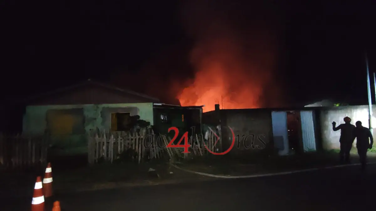 Incêndio de grandes proporções atinge residências no bairro Wanderley Dantas