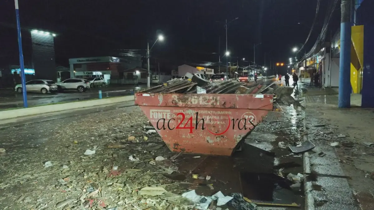 Motorista colide com caixa de entulho de ferro e danifica a frente do veículo