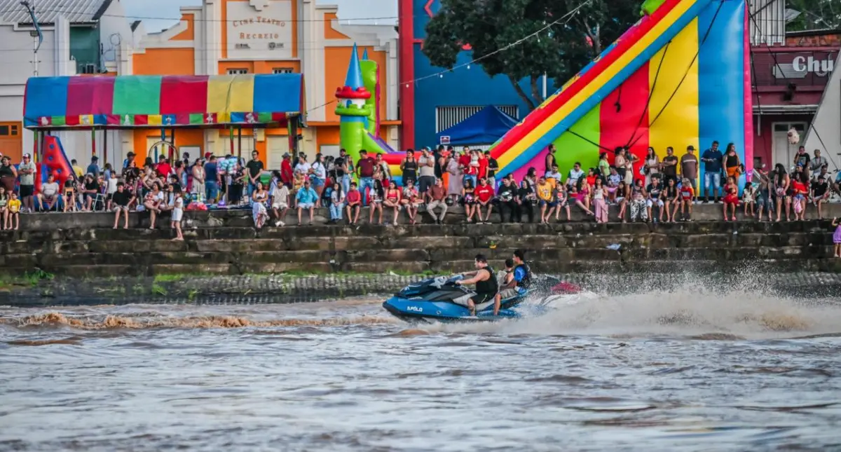Transbordamento do Rio Acre faz da Gameleira ponto de encontro de populares e circulação de jet skis