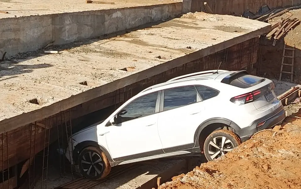 Carro entra em trecho interditado e cai em obra do Complexo Viário