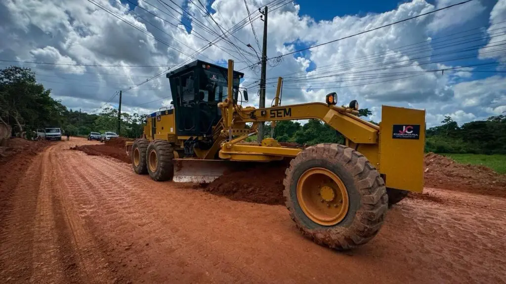 Deracre prepara base da Estrada Dias Martins para asfaltamento, em Rio Branco