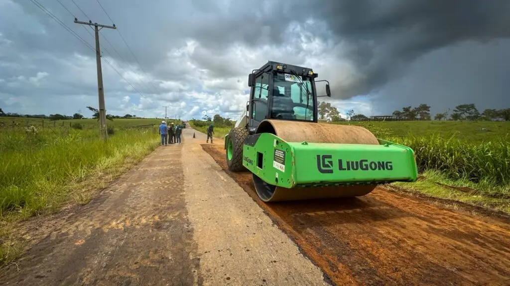 Na Transacreana, Deracre reforça manutenção no km 87 e vistoria condições da rodovia