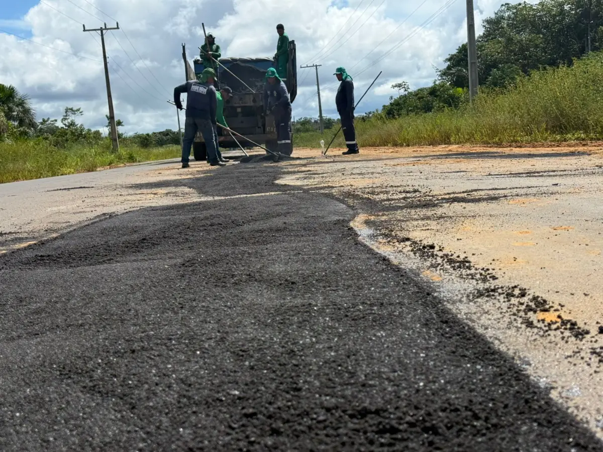 Deracre realiza operação tapa-buraco na AC-405 em Mâncio Lima