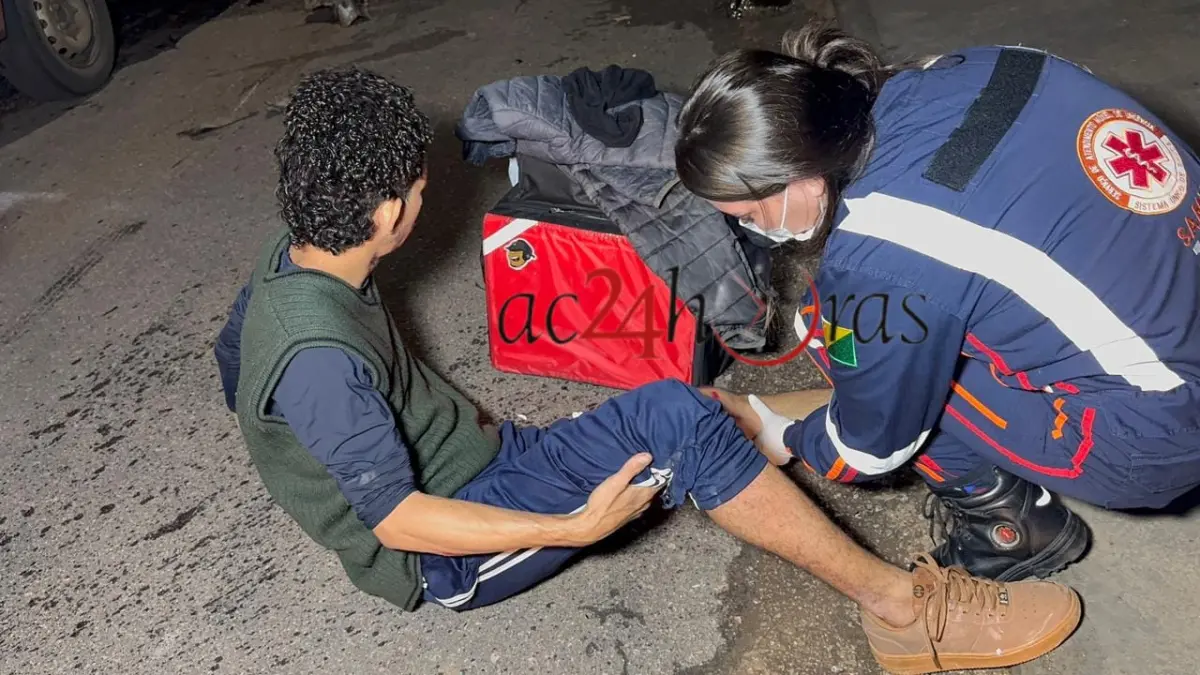 Motociclista se distrai durante entrega e colide frontalmente com carro